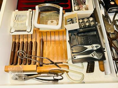 MISC KITCHEN DRAWER ITEMS