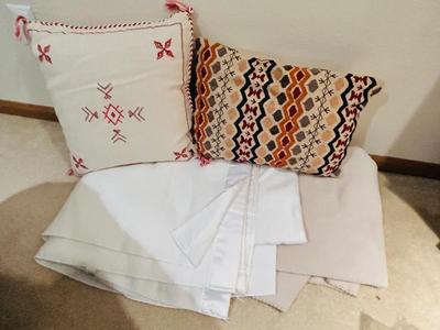 NEW THIRTY ONE BAD, EARTH TONED COLORED BLANKETS, pILLOWS AND TABLE RUNNERS