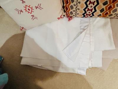 NEW THIRTY ONE BAD, EARTH TONED COLORED BLANKETS, pILLOWS AND TABLE RUNNERS