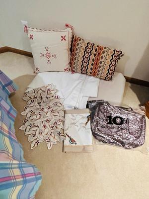 NEW THIRTY ONE BAD, EARTH TONED COLORED BLANKETS, pILLOWS AND TABLE RUNNERS