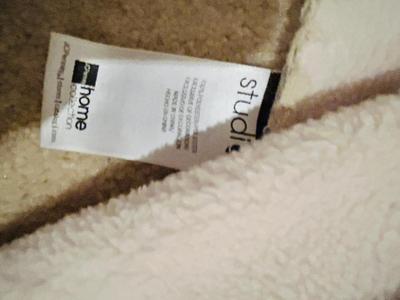NEW THIRTY ONE BAD, EARTH TONED COLORED BLANKETS, pILLOWS AND TABLE RUNNERS