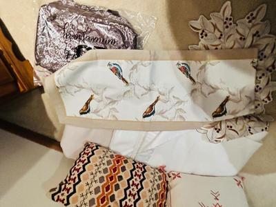 NEW THIRTY ONE BAD, EARTH TONED COLORED BLANKETS, pILLOWS AND TABLE RUNNERS