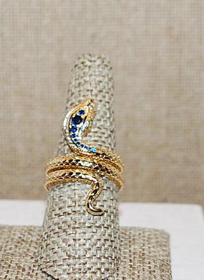 Size 8 ¼ GREEN EYED Snake Ring with BLUE Receding Sized Stones on the Head on a "Scaled" Gold Tone Band (6.6g)