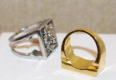 Size 12 Unique Slide-In "HIDDEN COMPARTMENT" LION Face Ring on a Silver-Tone Band (23.8g)
