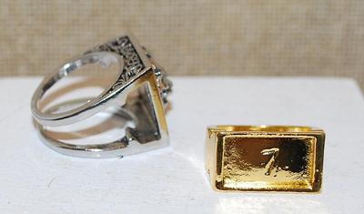 Size 7 ½ Unique Slide-In "HIDDEN COMPARTMENT" LION Face Ring with on a Silver-Tone Band (21.0g)