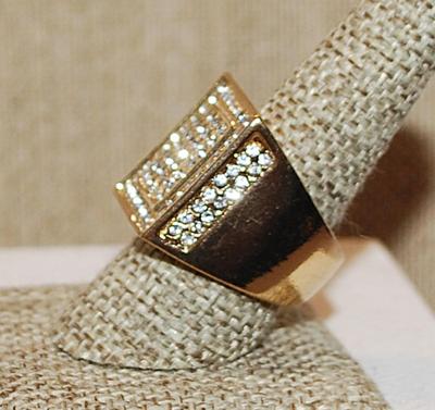 Size 9½ Pre-Owned Rows & Rows of Clear Glittery Stones Party Ring on a Solid Gold Tone Band (16.7g)