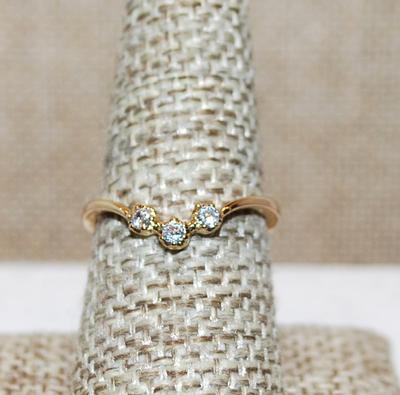 Size 6 Delicate Triple Round Clear Stones Ring in a "V" Setting on a Gold Tone Band (1.4g)