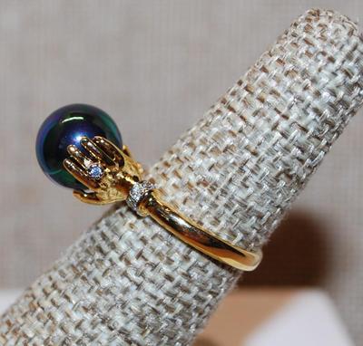Size 6¼ Faux Iridescent Pearl Held by "Hands" with Accent Stones Ring on a Gold Tone Band (4.4g)