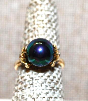 Size 6¼ Faux Iridescent Pearl Held by "Hands" with Accent Stones Ring on a Gold Tone Band (4.4g)