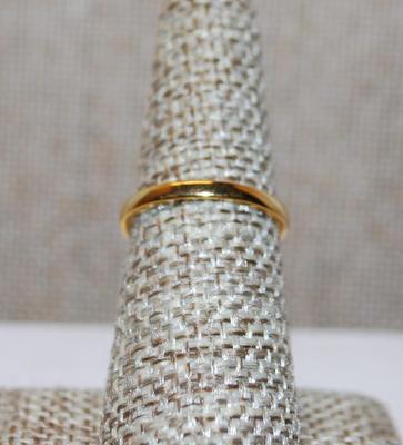 Size 6¼ Faux Iridescent Pearl Held by "Hands" with Accent Stones Ring on a Gold Tone Band (4.4g)