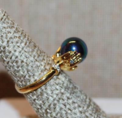 Size 6¼ Faux Iridescent Pearl Held by "Hands" with Accent Stones Ring on a Gold Tone Band (4.4g)
