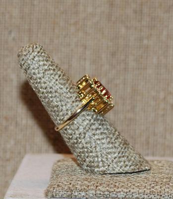 Size 6½ Nice Red Oval Center Stone Ring with Glitter Clear Stones Surround on a "Nest" Setting & Gold Tone Band (5.4g)