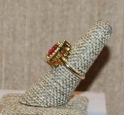 Size 6½ Nice Red Oval Center Stone Ring with Glitter Clear Stones Surround on a "Nest" Setting & Gold Tone Band (5.4g)