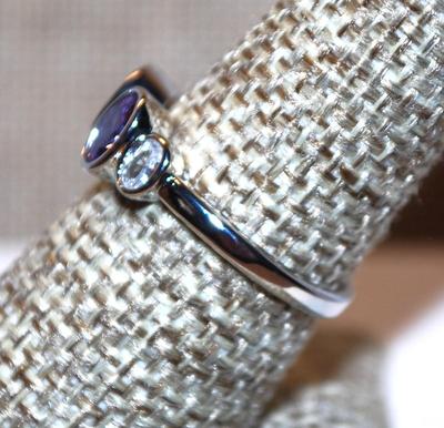 Size 6½ Green, Purple & Clear Oval Stones Ring on a Silver Tone Band (2.6g)