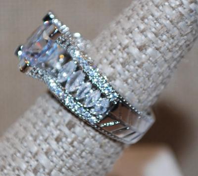 Size 6¾ "Highrise" Large Round Clear Stone Ring in a 4-Point Setting with Accents Adorned Silver Tone Band (7.4g)