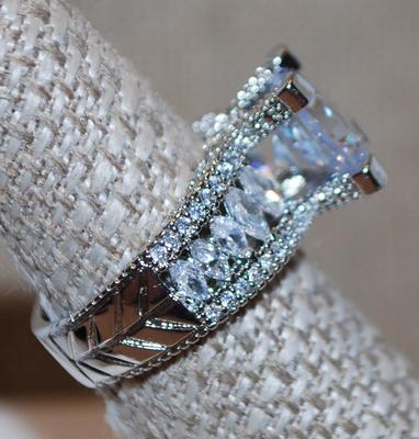 Size 6¾ "Highrise" Large Round Clear Stone Ring in a 4-Point Setting with Accents Adorned Silver Tone Band (7.4g)