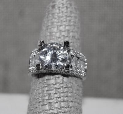 Size 6¾ "Highrise" Large Round Clear Stone Ring in a 4-Point Setting with Accents Adorned Silver Tone Band (7.4g)