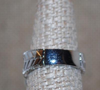 Size 6¾ "Highrise" Large Round Clear Stone Ring in a 4-Point Setting with Accents Adorned Silver Tone Band (7.4g)