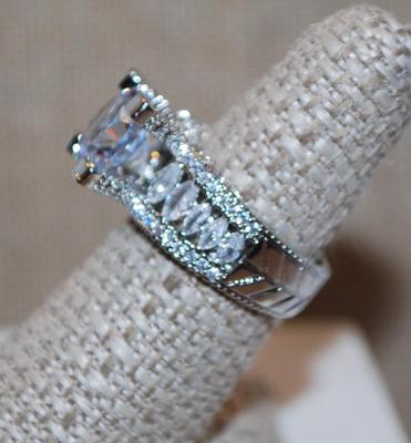 Size 6¾ "Highrise" Large Round Clear Stone Ring in a 4-Point Setting with Accents Adorned Silver Tone Band (7.4g)