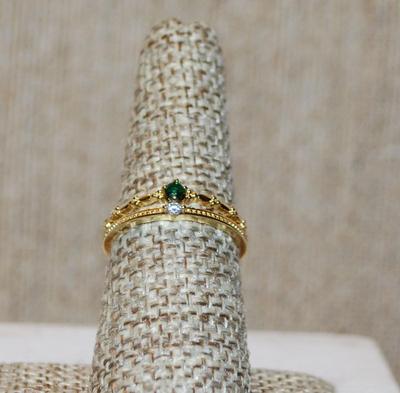 Size 7 Dainty Separate Round Green & Clear Stones Ring on a Double Connected Gold Tone Band (1.6g)