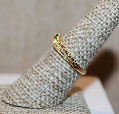 Size 7 Dainty Separate Round Green & Clear Stones Ring on a Double Connected Gold Tone Band (1.6g)