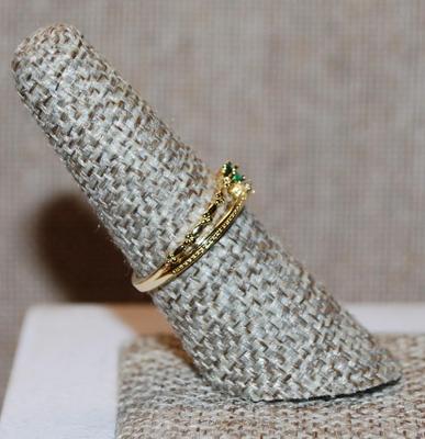 Size 7 Dainty Separate Round Green & Clear Stones Ring on a Double Connected Gold Tone Band (1.6g)