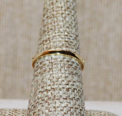 Size 7 Dainty Separate Round Green & Clear Stones Ring on a Double Connected Gold Tone Band (1.6g)
