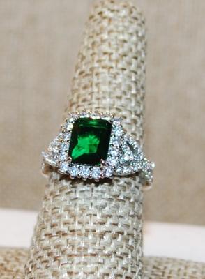 Size 7 Emerald Cut Green Stone Ring with Full Surround & Side Accents on a Silver Tone Band (4.3g)