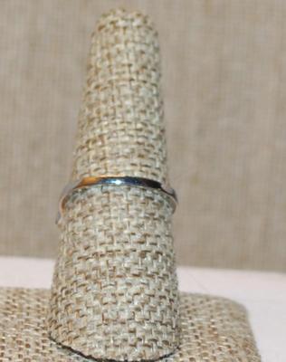 Size 7½ "High Rise" Style Wedding/Engagement Ring with 4 Clear Stone Side Accents on a Silver Tone Band (2.8g)