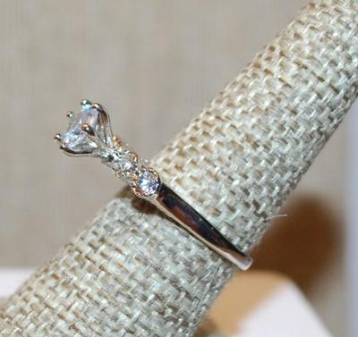 Size 7½ "High Rise" Style Wedding/Engagement Ring with 4 Clear Stone Side Accents on a Silver Tone Band (2.8g)