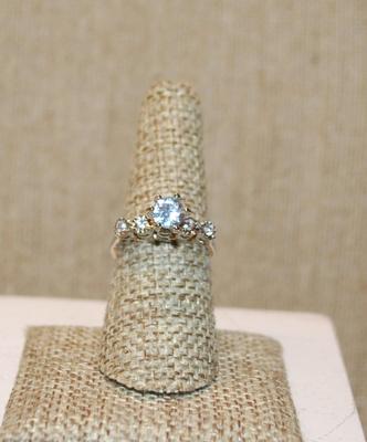Size 7½ "High Rise" Style Wedding/Engagement Ring with 4 Clear Stone Side Accents on a Silver Tone Band (2.8g)