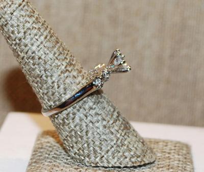 Size 7½ "High Rise" Style Wedding/Engagement Ring with 4 Clear Stone Side Accents on a Silver Tone Band (2.8g)