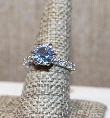 Size 8 Highrise Style Wedding/Engagement Ring with Large Main Stone & Side Accents on a Silver Tone Band (3.6g)