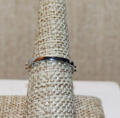 Size 8 Highrise Style Wedding/Engagement Ring with Large Main Stone & Side Accents on a Silver Tone Band (3.6g)