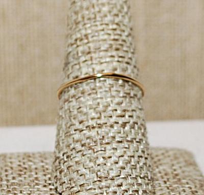 Size 8 Delicate CLEAR Rectangle Stone Ring with 2 Side Round Accent Stone on Gold Tone Band (0.9g)