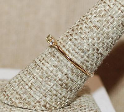 Size 8 Delicate CLEAR Rectangle Stone Ring with 2 Side Round Accent Stone on Gold Tone Band (0.9g)