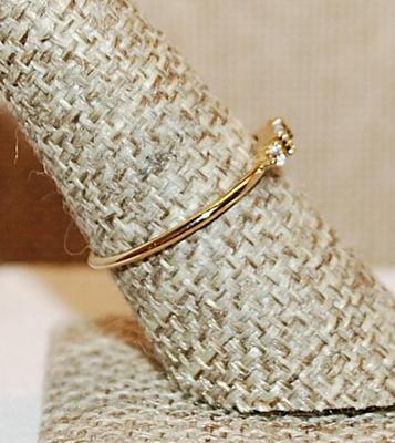 Size 8 Delicate CLEAR Rectangle Stone Ring with 2 Side Round Accent Stone on Gold Tone Band (0.9g)