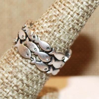 Size 9 Interesting "School of Fish" Infinity Style Ring on a Silver Tone Band (4.8g)