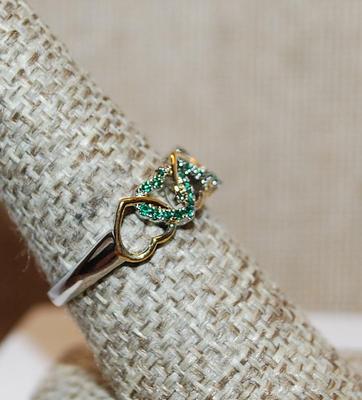 Size 8 Marked .925 Interlocking 2-Tone HEARTS Rings in GREEN Stones on a Silver Band (2.5g)