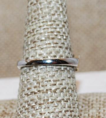 Size 8 Marked .925 Interlocking 2-Tone HEARTS Rings in GREEN Stones on a Silver Band (2.5g)