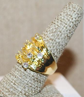 Size 8 Shiny Gold Colored Setting with 10 Clear Round Stones on a "Frond" Gold Tone Band (10.6g)