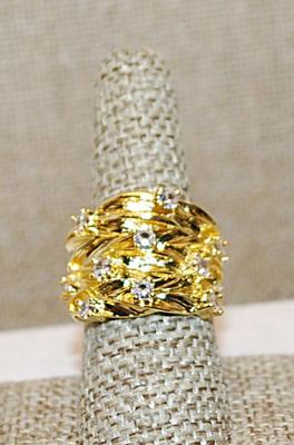 Size 8 Shiny Gold Colored Setting with 10 Clear Round Stones on a "Frond" Gold Tone Band (10.6g)