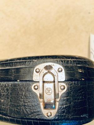 ANTIQUE/VTG COPY OF ANTONIUS STRADIVARIUS VIOLIN IN A HARD SIDED CASE