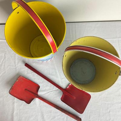 D924 US Metal Toy Co. & J. Chein Sand pails and 2 red shovels