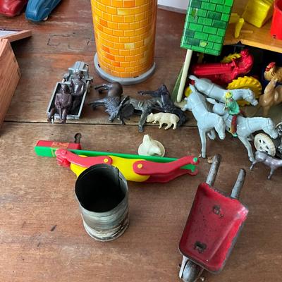 D958 Vintage Happi Time Tin Barn and Cylo with Accessories