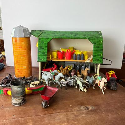 D958 Vintage Happi Time Tin Barn and Cylo with Accessories