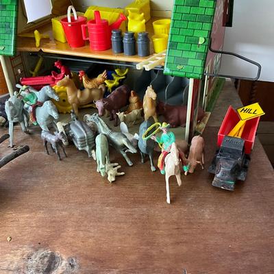 D958 Vintage Happi Time Tin Barn and Cylo with Accessories