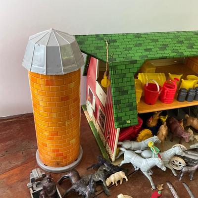D958 Vintage Happi Time Tin Barn and Cylo with Accessories