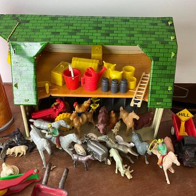 D958 Vintage Happi Time Tin Barn and Cylo with Accessories
