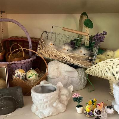 D979 Large Lot of Various Easter Decorations